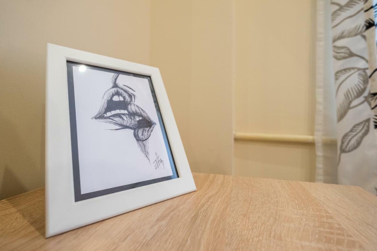 Modern 2 Bedroom Apartment Next To Vitosha Str. Sofya Dış mekan fotoğraf
